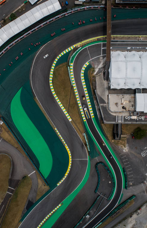 Vista aérea do S do Senna no autódromo de Interlagos, que recebe o GP do Brasil de F-1 entre os dias 15 e 17 de Novembro