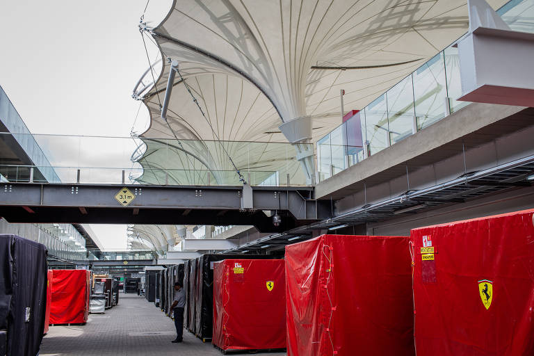 Equipamentos da Ferrari nos boxes do autódromo de Interlagos, que recebe o GP do Brasil de F-1 entre os dias 15 e 17 de Novembro