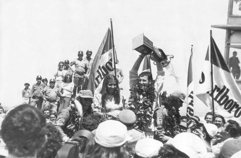 O piloto brasileiro José Carlos Pace comemora sua primeira vitória na F-1 ao vencer o Grande Prêmio do Brasil, em 1975, no autódromo de Interlagos, em São Paulo
