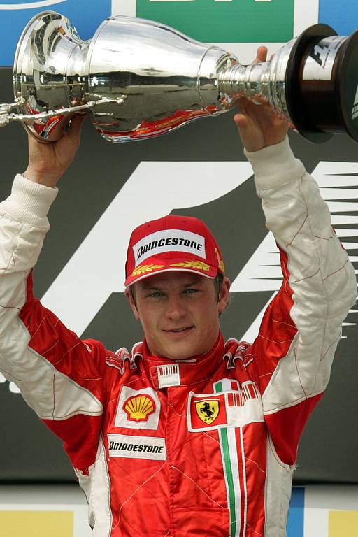 O piloto finlandês Kimi Raikkonen, da equipe Ferrari, comemora no pódio depois de vencer o Grande Prêmio do Brasil e conquistar o Campeonato Mundial de F-1 2007, no autódromo de Interlagos, em São Paulo