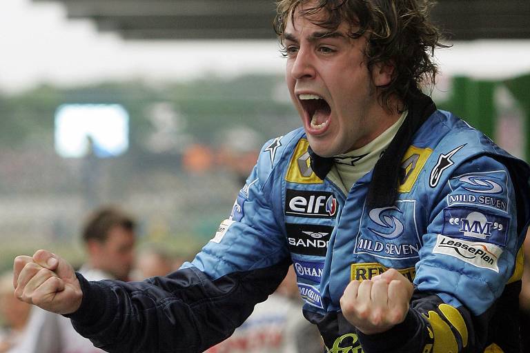 O piloto espanhol Fernando Alonso, da Renault, celebrando sua vitória no Grande Prêmio do Brasil de F-1 de 2005, em Interlagos, e o título da temporada

