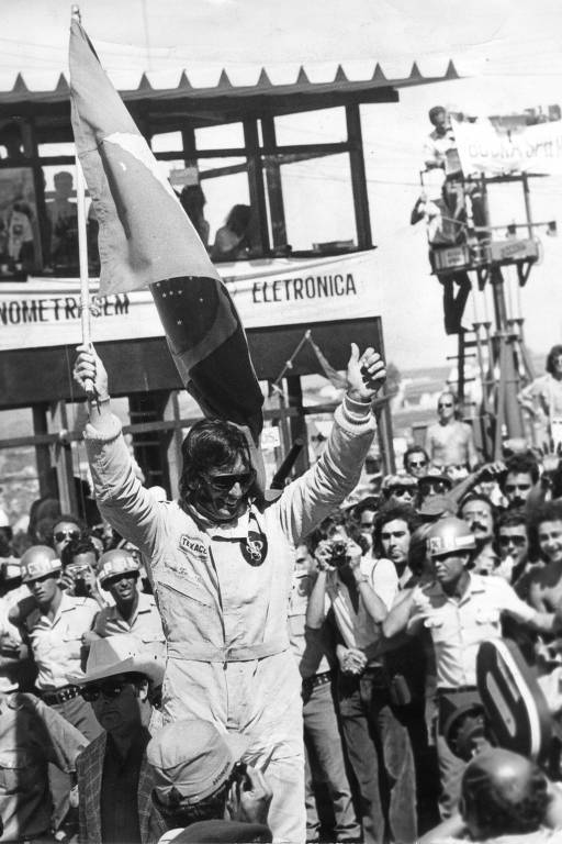 O piloto brasileiro Emerson Fittipaldi, da equipe Lotus, acena para torcedores após a vitória no GP do Brasil de 1973, no autódromo de Interlagos, em São Paulo