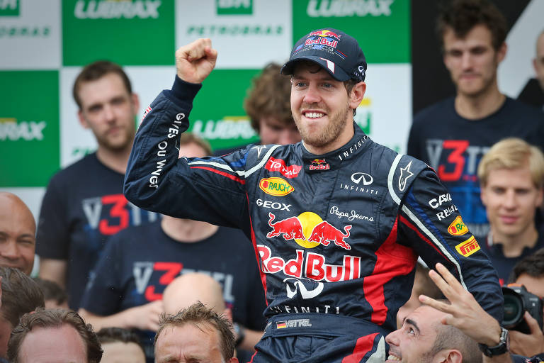 O alemão Sebastian Vettel comemora seu título do Mundial de F-1 de 2012, com a equipe da Red Bull, após Grande Prêmio do Brasil
