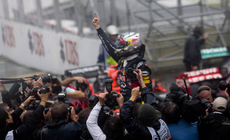 O alemão Sebastian Vettel comemora seu título do Mundial de F-1 de 2012, com a equipe da Red Bull, após Grande Prêmio do Brasil