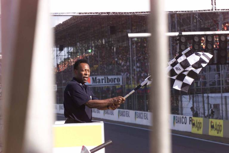 Pelé se distraiu durante o GP do Brasil de F-1 de 2002 e não conseguiu dar a bandeirada da vitória a Michael Schumacher. Durante a transmissão da Globo, Galvão Bueno chegou a narrar "Olha aí o Pelé pra dar a bandeirada... Vai passar, Pelé! Passaram os dois [Schumacher e o irmão Ralf]. Passaram tão rápido que o Pelé não viu"

