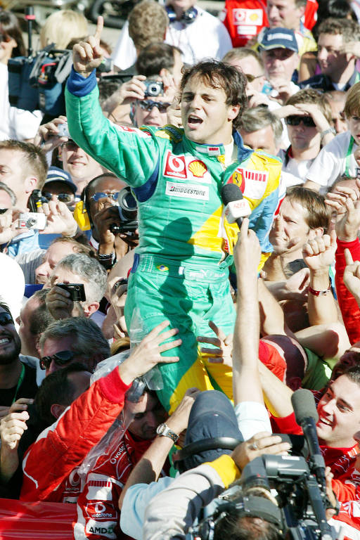 Felipe Massa comemora e é festejado pelos integrantes da Ferrari após vencer o GP do Brasil de F-1 de 2006, em Interlagos