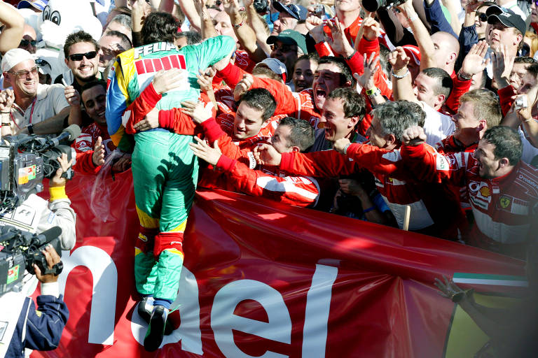 Felipe Massa comemora e é festejado pelos integrantes da Ferrari após vencer o GP do Brasil de F-1 de 2006, em Interlagos