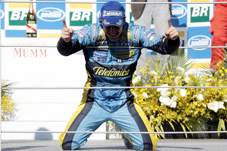 GP Brasil de F1 no autodromo de Interlagos (SP) - Fernando Alonso comemora seu segundo lugar no Grande Premio Brasil de Formula 1 e o bicampeonato mundial na categoria - Sao Paulo SP, 22.10.2006  - Foto: Caio Guatelli/Folha Imagem