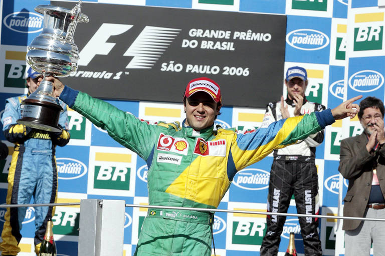 Felipe Massa, da Ferrari, com o troféu do GP do Brasil de F-1 de 2006, em Interlagos