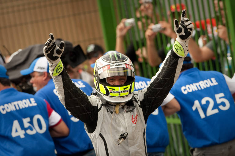 Jenson Button, momentos após terminar o GP do Brasil de F-1 em Interlagos, comemora o título de campeão mundial da categoria, em 2009