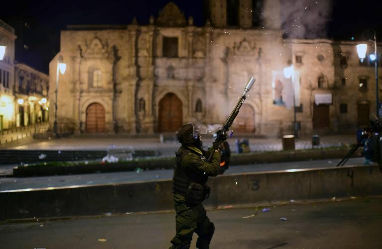 Exército entra em confronto com apoiadores do presidente Evo Morales em La Paz, após a senadora Jeanine Añez se declarar presidente da Bolívia