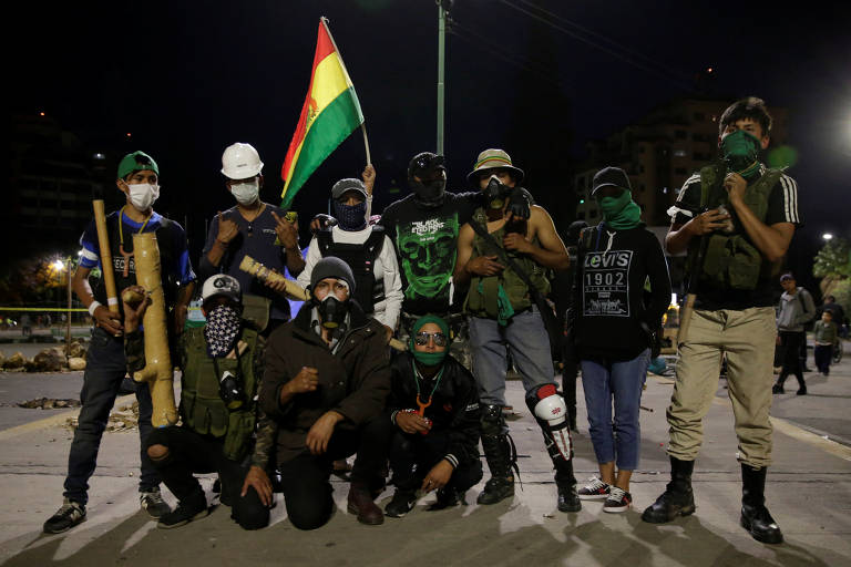 Membros do grupo "Cochala" vão às ruas para celebrar logo após a senadora Jeanine Añez se declarar presidente da Bolívia