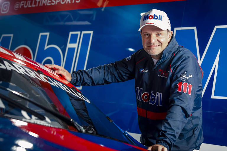 O ex-piloto de F-1 Rubens Barrichello nos boxes da equipe de Stock Car Full Time Sports, no autódromo Vello Città, em Mogi Guaçu-SP