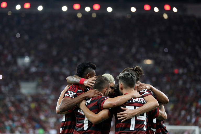 O Flamengo lidera o Campeonato Brasileiro e está na final da Libertadores