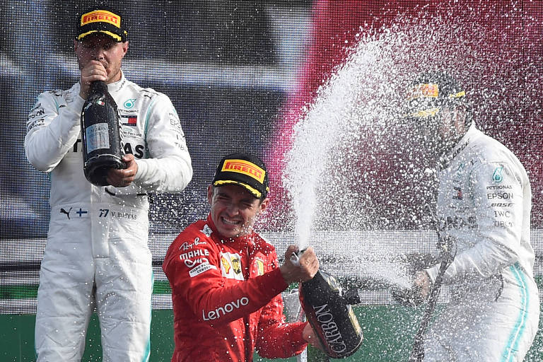 O piloto monegasco Charles Leclerc, da Ferrari, celebra sua vitória no GP de Monza, na Itália