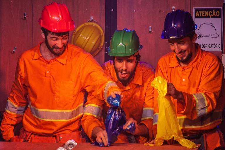 Cena do espetáculo "Construtório"