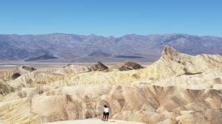 Zabriskie Point, formação rochosa de coloração dourada, no Death Valley