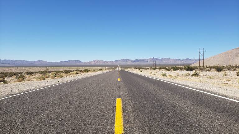 Estrada que leva para o Death Valley, na Califórnia