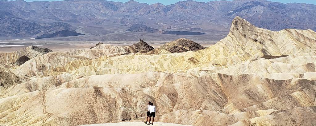 Zabriskie Point, formação rochosa de coloração dourada, no Death Valley