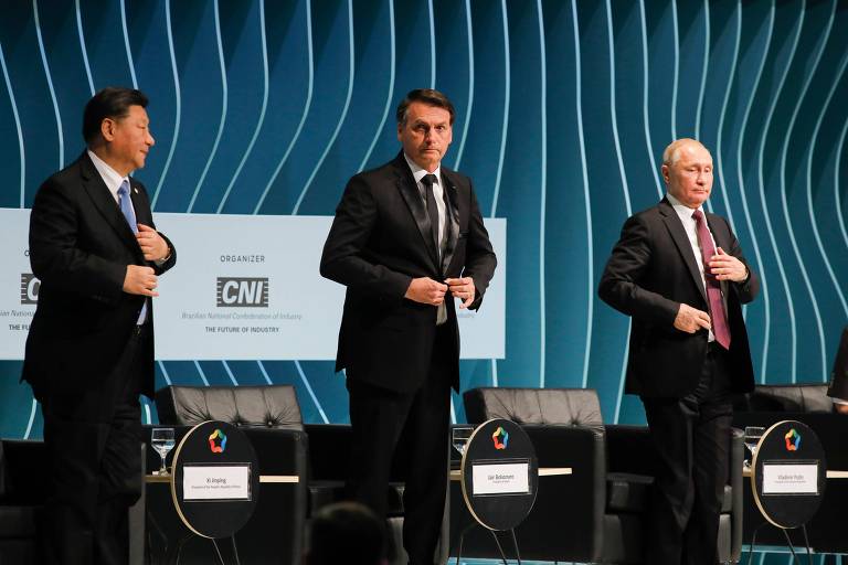 Jair Bolsonaro, no centro, Vladimir Putin, à direita, e Xi Jinping, à esquerda, durante encontro do Brics em Brasília 