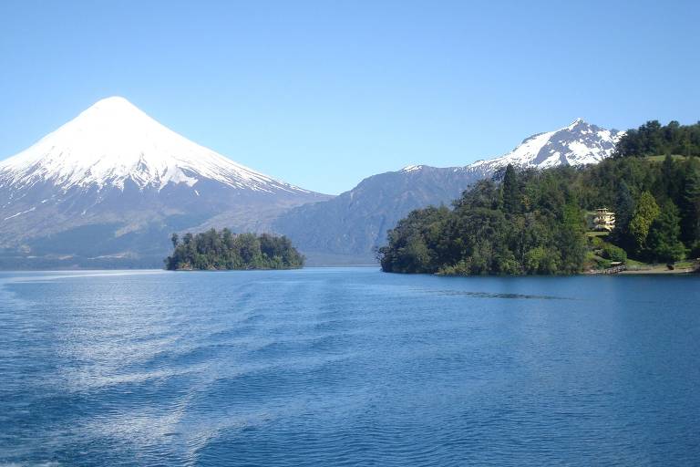 O vulcão Osorno visto do lago de Todos os Santos, no Chile