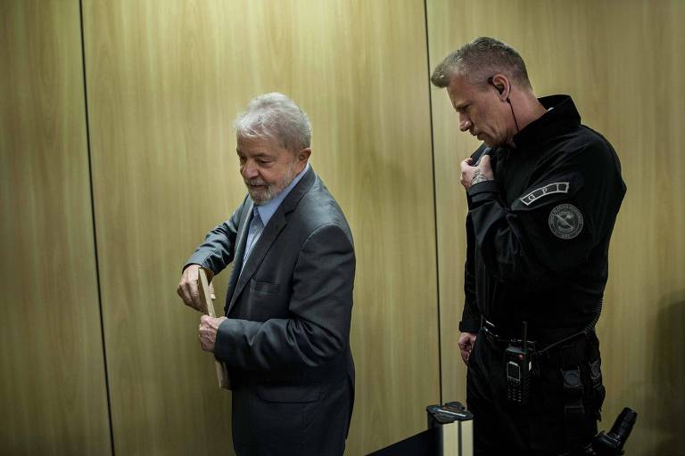 O ex-presidente Lula acompanhado do policial Jorge Chastalo