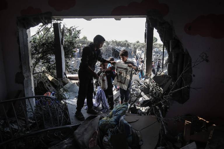 Destruição causada por bombardeios na Faixa de Gaza