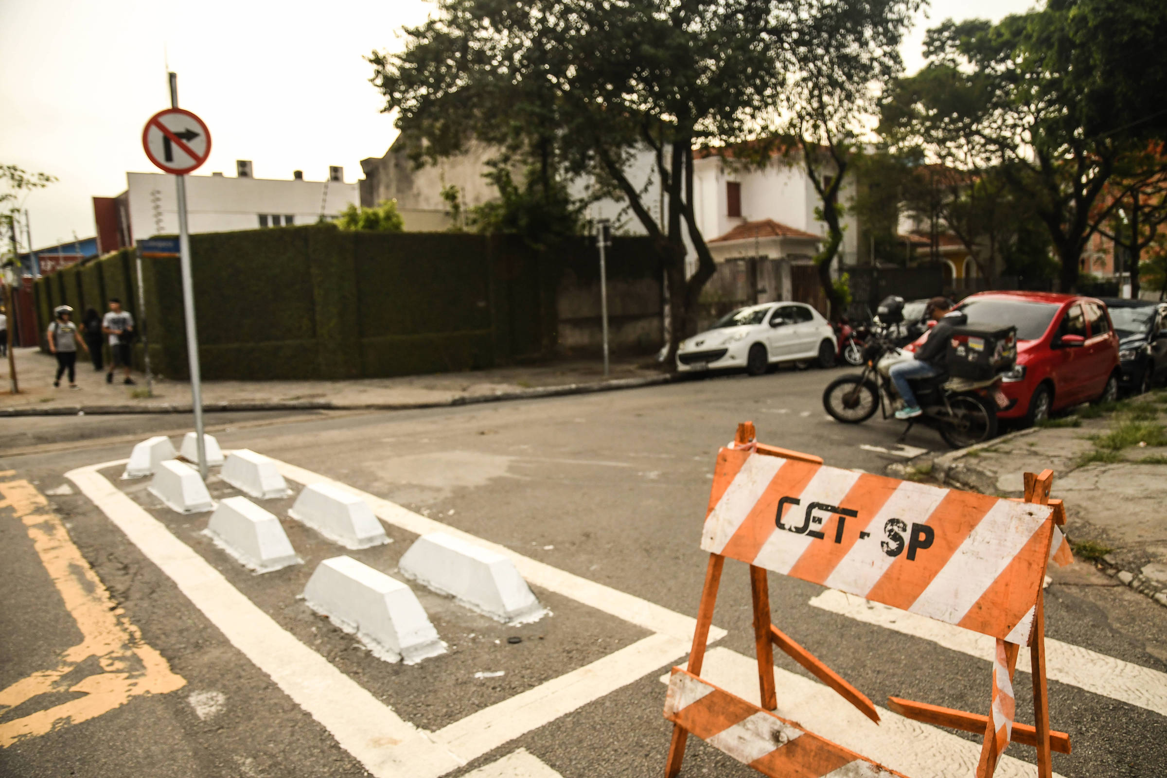 Mudança da CET afasta prostitutas travestis de rua no Butantã, em SP -  16/11/2019 - Cotidiano - Folha