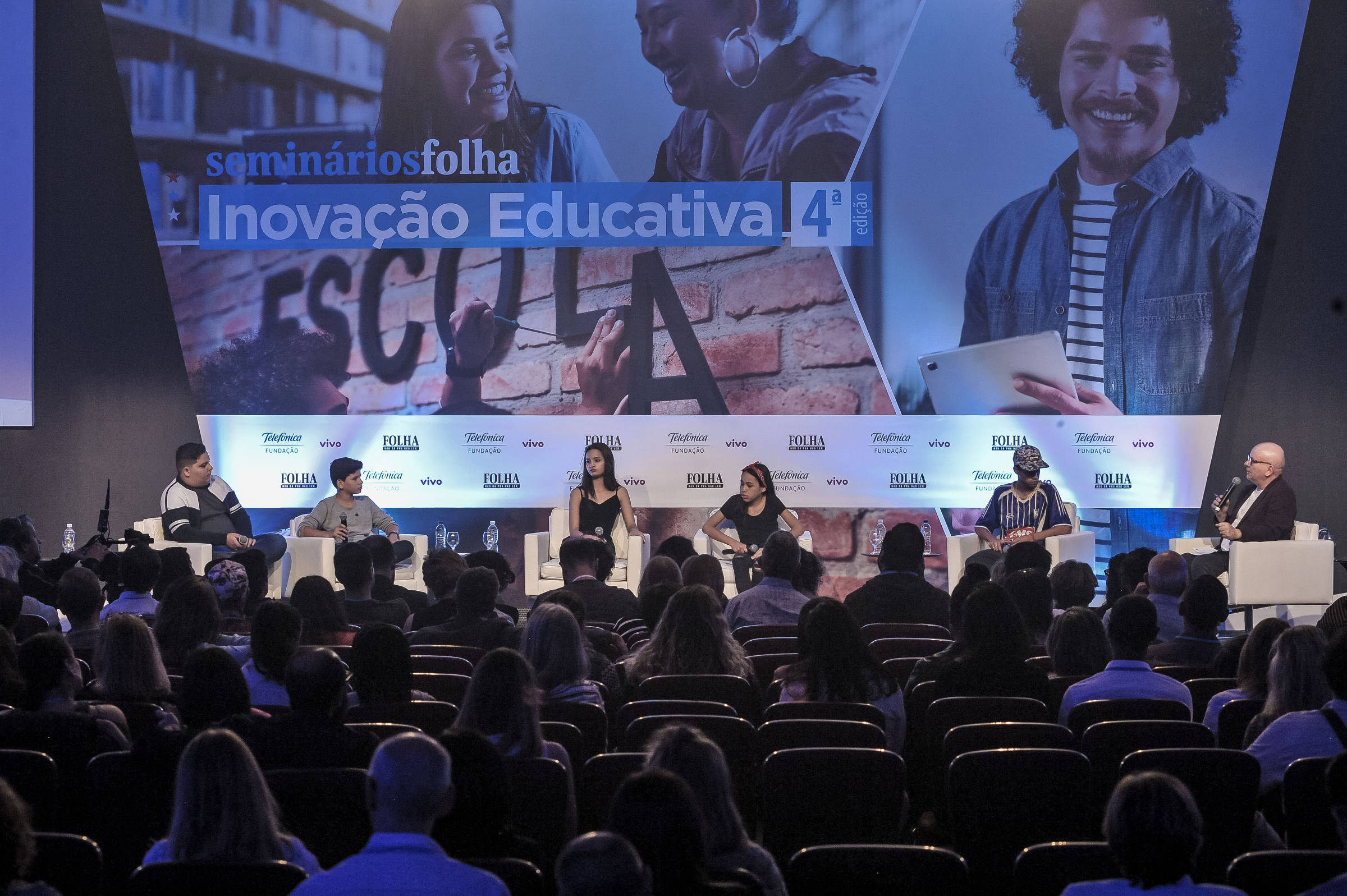 Em sala de aula, estudantes participam de um bate-papo em inglês