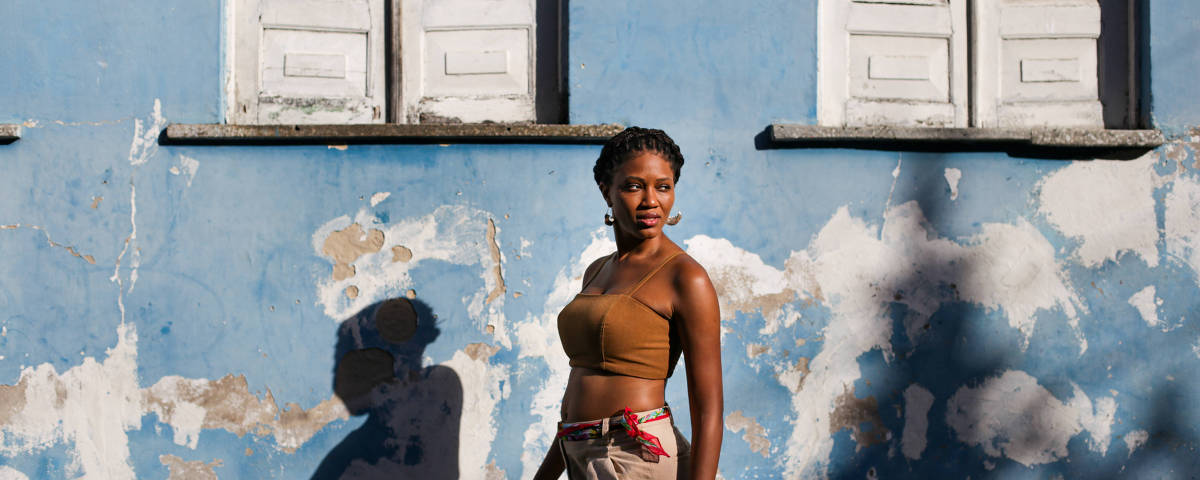 SALVADOR, BA, 12.11.2019: Retrato da cantora baiana Luedji Luna para a capa e interna do Guia da Consciência Negra, que vai reunir eventos promovidos ou com pessoas negras em SP. (Foto: Raul Spinassé/Folhapress, GUIA) ***EXCLUSIVO FOLHA***