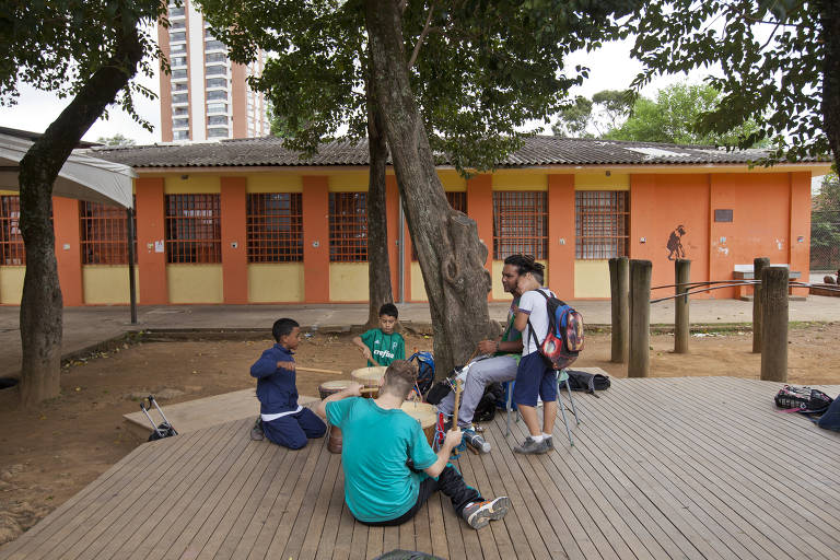 Aula de musica no deque da Escola Municipal Amorim Lima, em São Paulo
