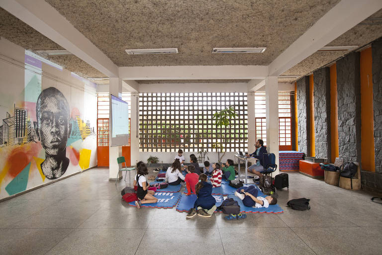 Alunos durante aula no átrio da Escola Municipal Desembargador Amorim Lima, na zona oeste de São Paulo