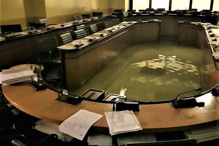Plenário do Conselho Regional do Veneto, em Veneza, foi inundado durante sessão