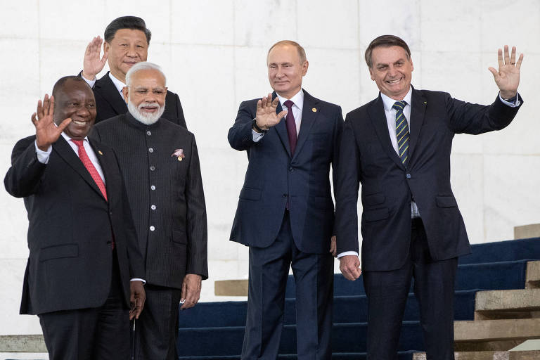 Da esq. para a dir, os líderes Cyril Ramaphosa (África do Sul), Xi Jinping (China), Narendra Modi (Índia), Vladimir Putin (Rússia) e Jair Bolsonaro (Brasil) posam para foto no Palácio do Itamaraty, em Brasília