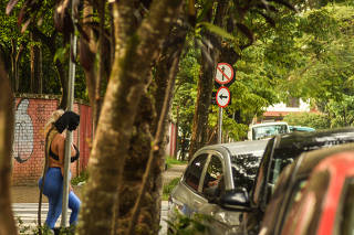 Prostituta em esquina da rua Catequese, no Butantã, na zona oeste de SP
