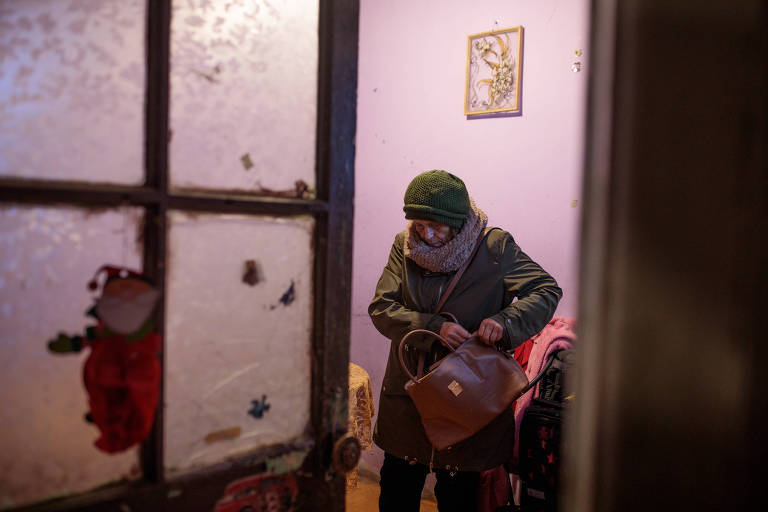 Maria Luz Navarrete Alarcón, 70, contrária ao sistema de aposentadorias chileno, em sua casa, em Santiago