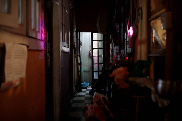 Maria Luz Navarrete Alarcón, 70, contrária ao sistema de aposentadorias chileno, em sua casa, em Santiago