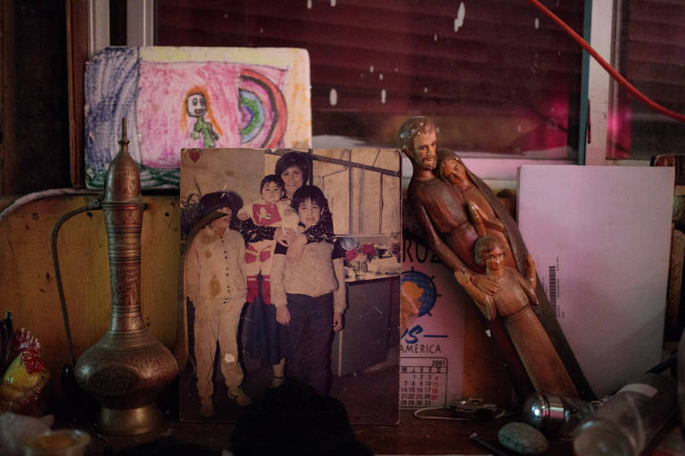 Fotografia de Maria Luz Navarrete Alarcón com seus filhos, mais de 20 anos atrás