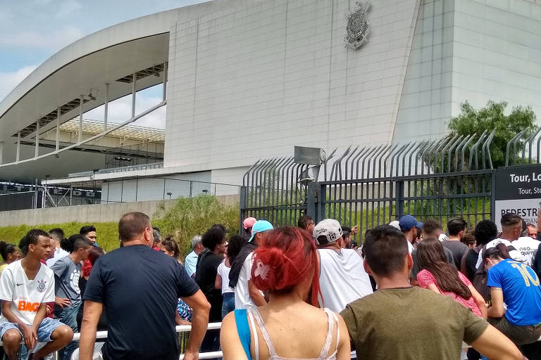 Fila para retirada de ingressos para a final do Paulista feminino entre Corinthians e São Paulo