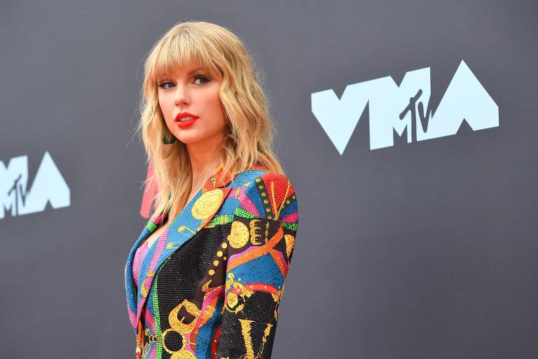 Gravadora nega que proibiu Taylor Swift de cantar suas músicas antigas