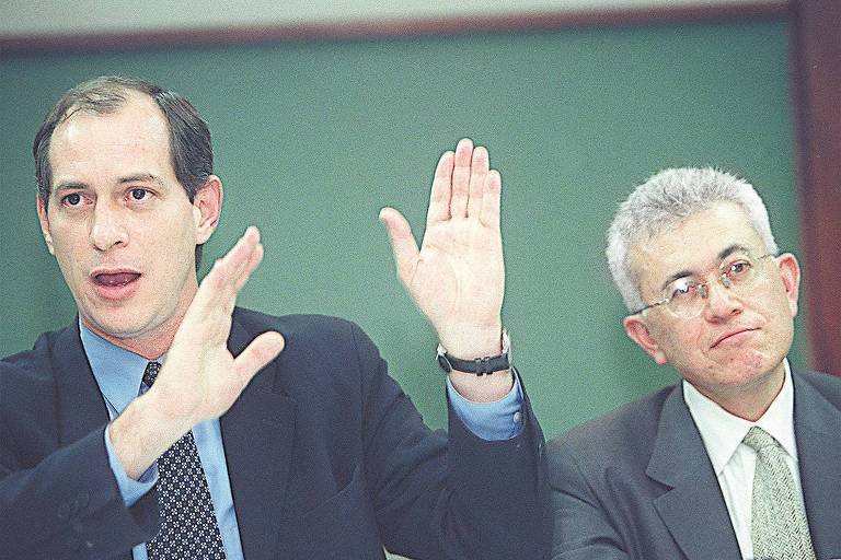 Magabeira Unger atuou como assessor de Ciro Gomes (PDT) na eleição de 1998; em 2002, foi coordenador da campanha de Ciro, mas deixou a função um pouco antes da eleição. Juntos, eles publicaram o livro "O Próximo Passo: Uma Alternativa Prática ao Neoliberalismo", em 1996