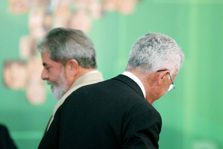 Em 2005, Magabeira Unger publicou um artigo na Folha criticando duramente o governo Lula, clamando para que o Congresso Nacional impedisse o presidente de continuar no cargo e acusando a gestão de ser  "a mais corrupta da história"