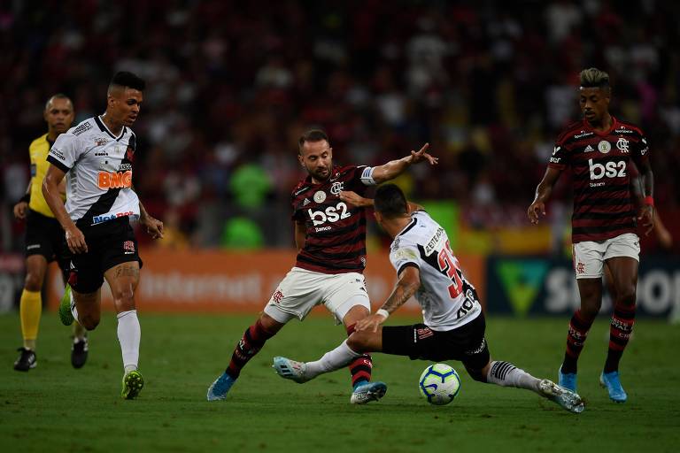 Jogadores de Flamengo e Vasco disputam a bola durante partida do Campeonato Brasileiro