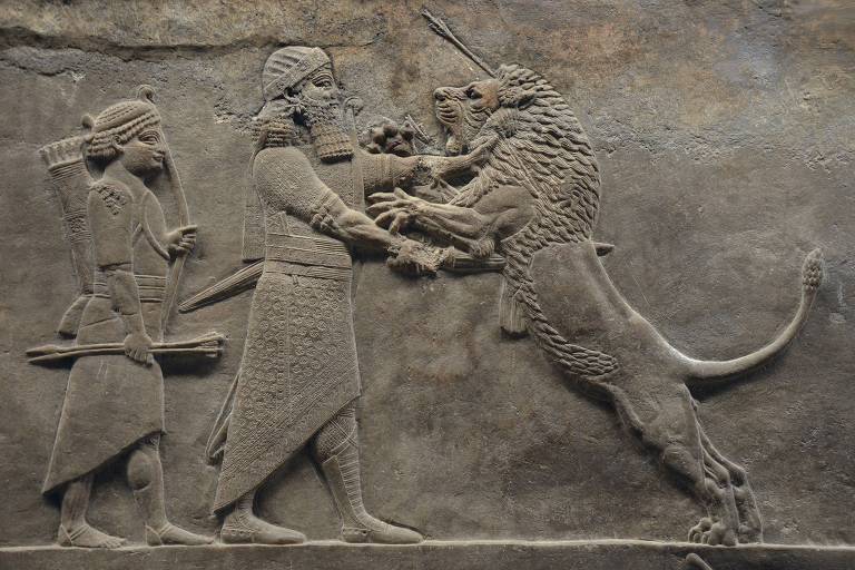 Rei assírio caçando leão
