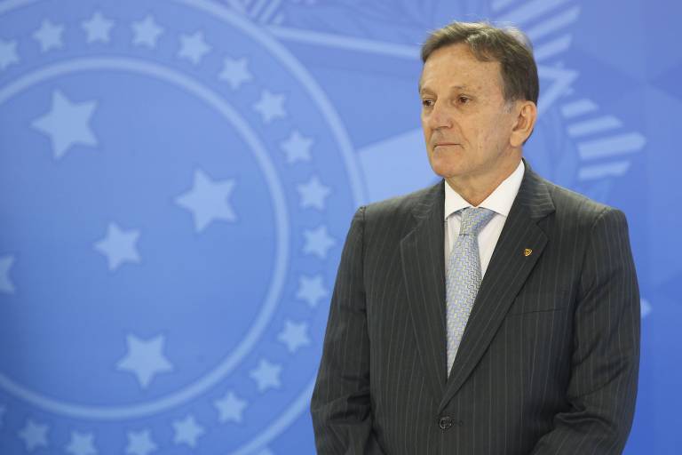 Em junho, o general Floriano Peixoto deixou o cargo de ministro da Secretaria-Geral e foi deslocado para a presidência dos Correios, considerado uma posição do segundo escalão.