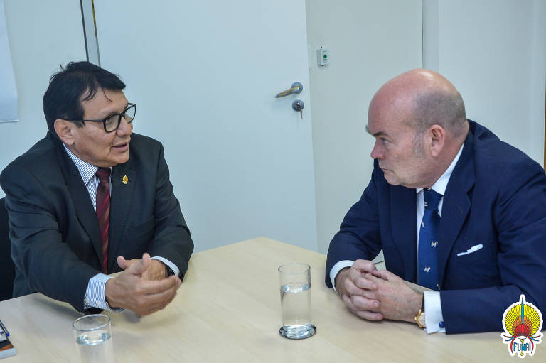 O general da reserva Franklimberg Ribeiro de Freitas (à esquerda) pediu para deixar a presidência da Funai em junho de 2019. Na imagem ele recebe o embaixador da Espanha Fernando Villalonga.