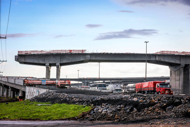 Trecho da rodovia BR 116 entre as cidades de Guaíba e Tapes, no Rio grande do Sul. Apenas na última semana, o presidente compartilhou em seus Twitter imagens da duplicação da BR-116 no Rio Grande do Sul, da manutenção das BRs 317 e 364 no Acre e da recuperação das BRs 319 e 174 no Amazonas e da BR-432 em Roraima