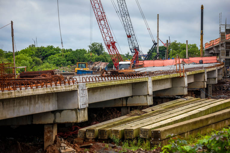 Trecho da rodovia BR 116 entre as cidades de Guaíba e Tapes, no Rio grande do Sul. Em geral, a execução das obras é associada às Forças Armadas, reforçando uma ideia de maior eficiência ao trabalho dos batalhões de engenharia do Exército, que dariam uma maior celeridade às obras viárias