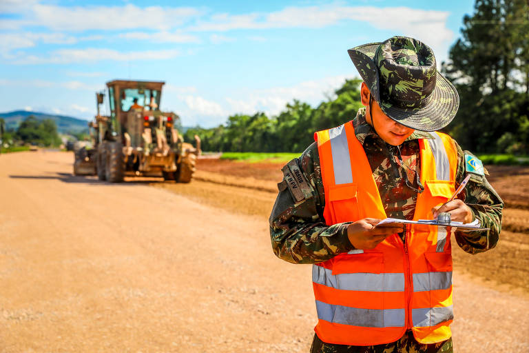 Trecho da rodovia BR 116 entre as cidades de Guaíba e Tapes, no Rio grande do Sul. Dados do Dnit (Departamento Nacional de Infraestrutura de Transportes) apontam que, desde a posse do presidente Bolsonaro, em janeiro, o governo iniciou novas obras em 7,3% das estradas de responsabilidade da União. Das 149 rodovias federais existentes, há novas intervenções em 11 delas.
