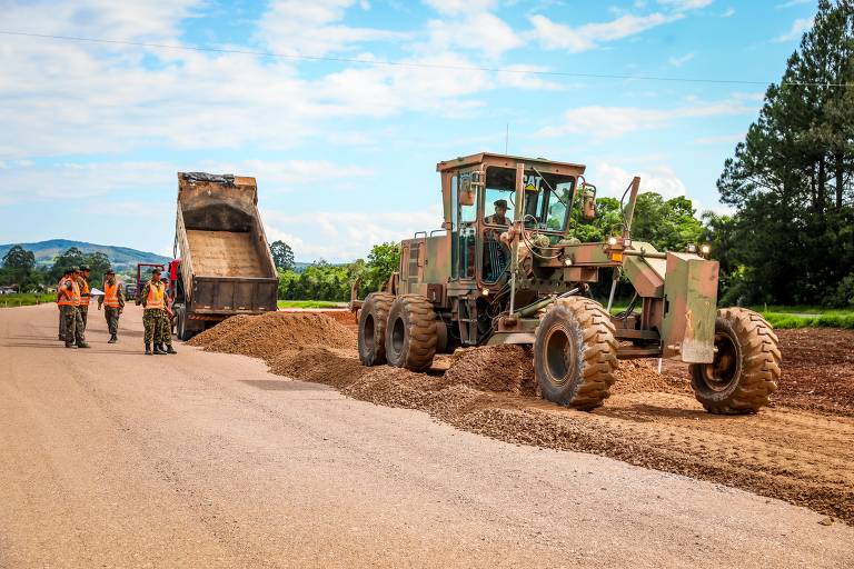 Exército atuando na duplicação de 80 km da rodovia BR 116 entre as cidades de Guaíba e Tapes, no Rio Grande do Sul. O governo Bolsonaro tem menor investimento em estradas desde 2014